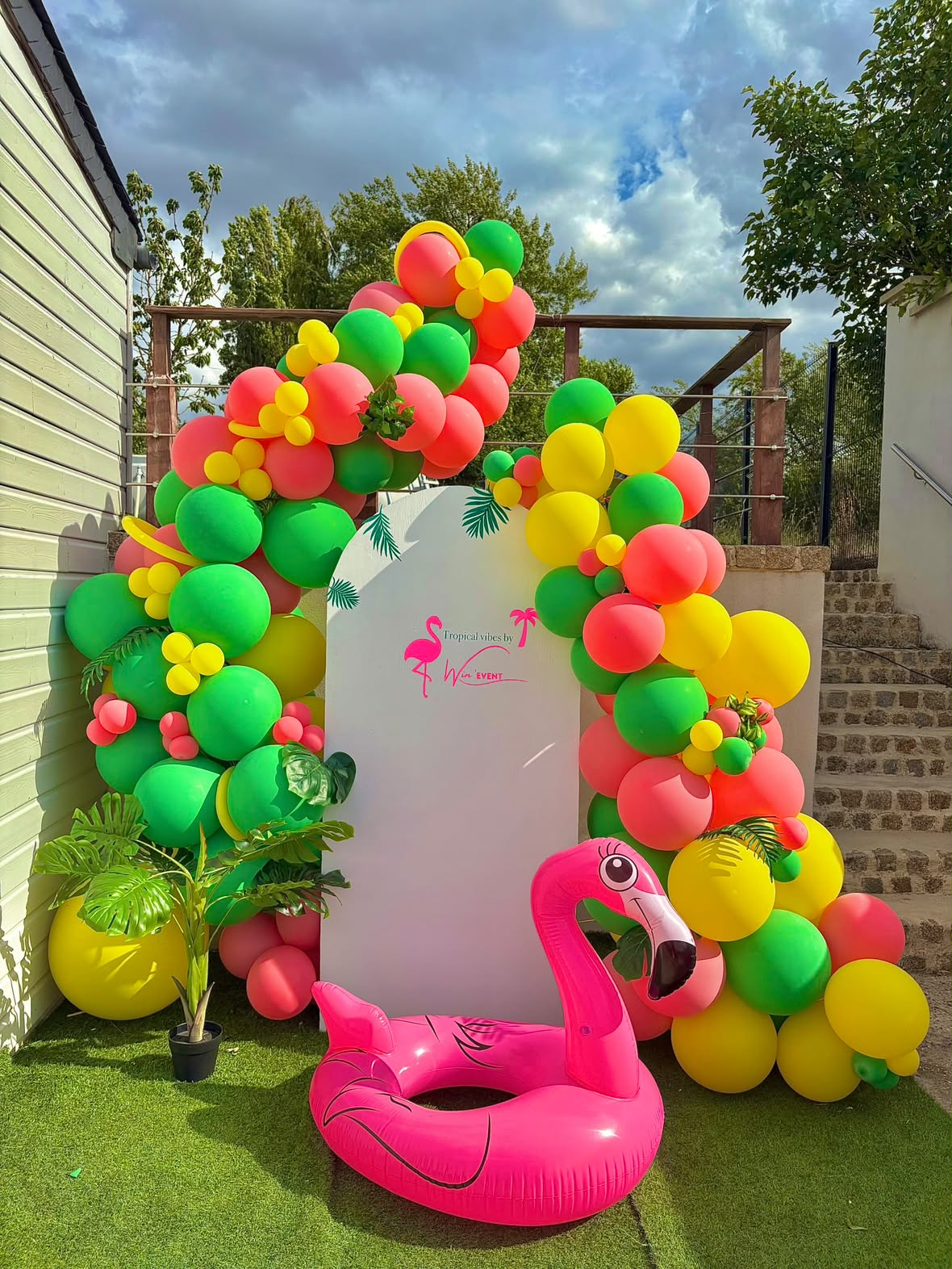 Décor de fête tropicale aux ballons colorés